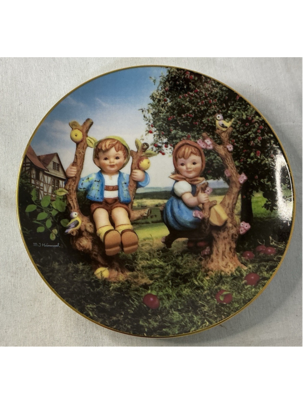 M I Hummel “ Apple Tree Boy & Girl “ Collector Plate 1989 Little Companions..
